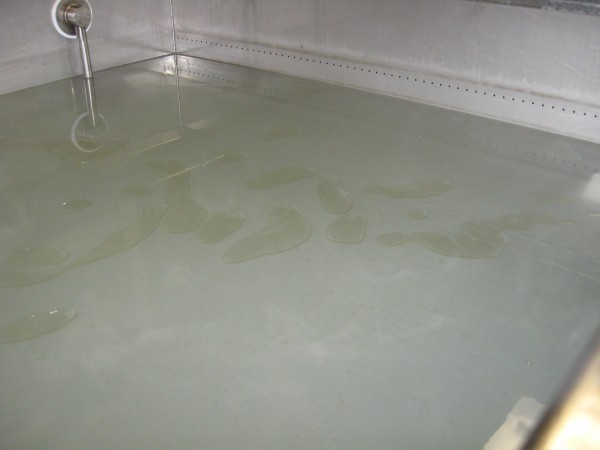 wash tank oil 006 Illustration showing "oiling out" of a cleaning chemistry